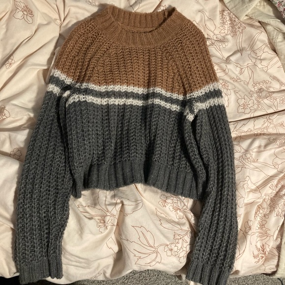 AE Cropped Color-Block Crew Neck Sweater - Picture 6 of 7